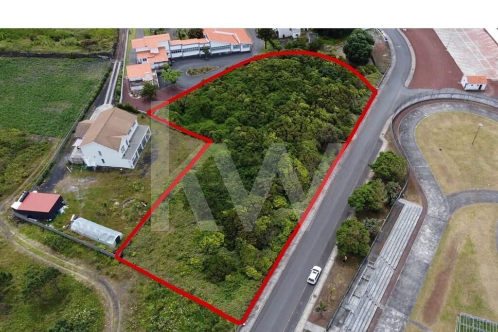 Terreno Urbanizável com 4708,05 m2 no centro da Madalena do Pico